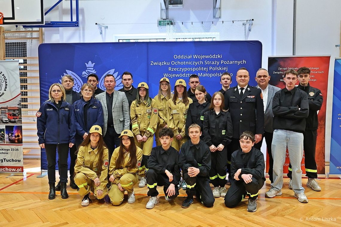 zdjęcie przedstawia grupę ludzi