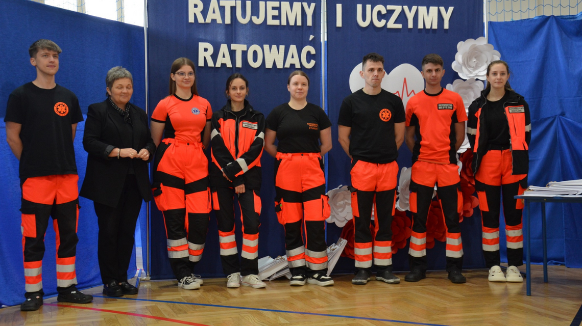 zdjęcie przedstawia młodzież w strojach ratowników w szkole