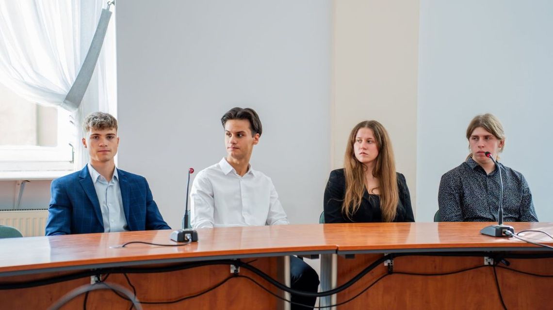 Młodzieżowa Rada Powiatu Gorlickiego obradowała z policją. Co znaczy zasada 4U? Przedstawiciele Młodzieżowej Rady Powiatu