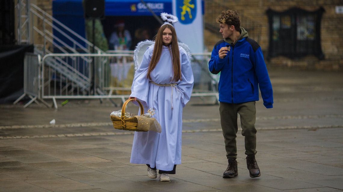 zdjęcie przedstawia dziewczynę przebraną za anioła i chłopaka