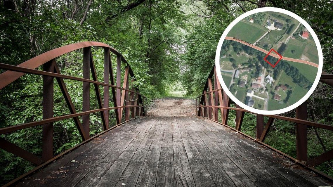 Zdjęcie przedstawia drewniany most