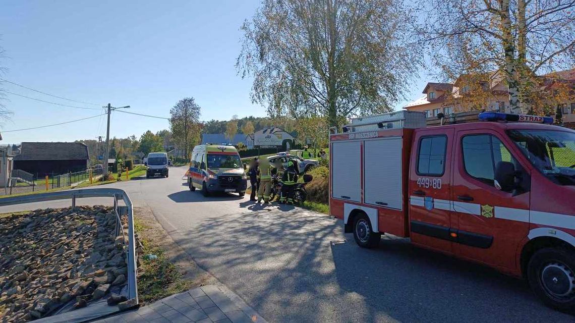 wóz straży pożarnej i karetki ZRM, obok strażacy i policjanci