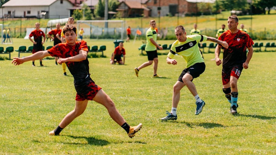 zdjęcie przedstawia piłkarzy na boisku