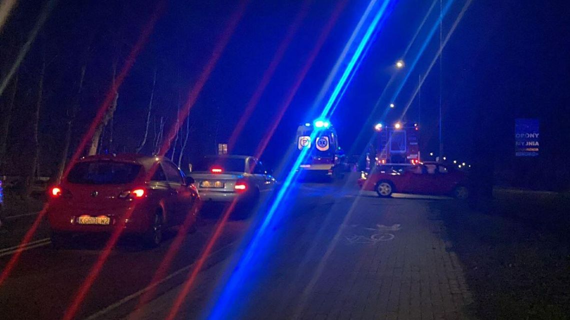 zdjęcie przedstawia pogotowie stojące na sygnałach w nocy