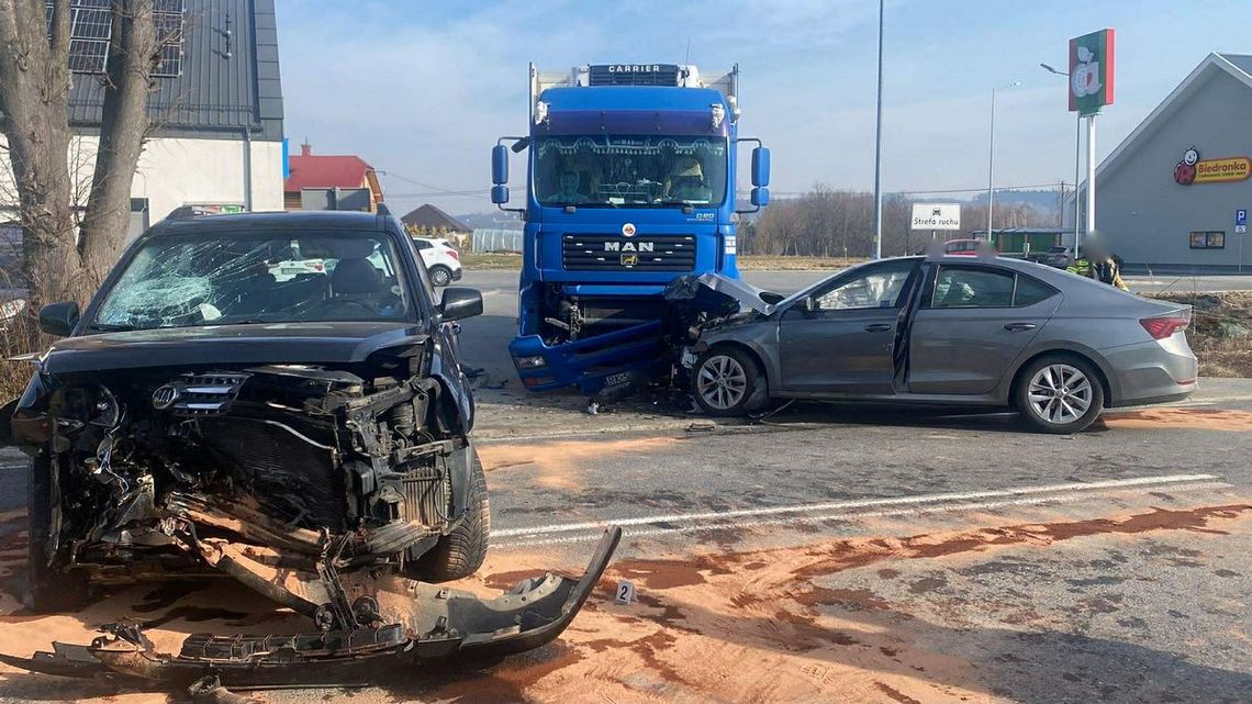 zdjęcie przedstawia samochody straży pożarnej na ulicy