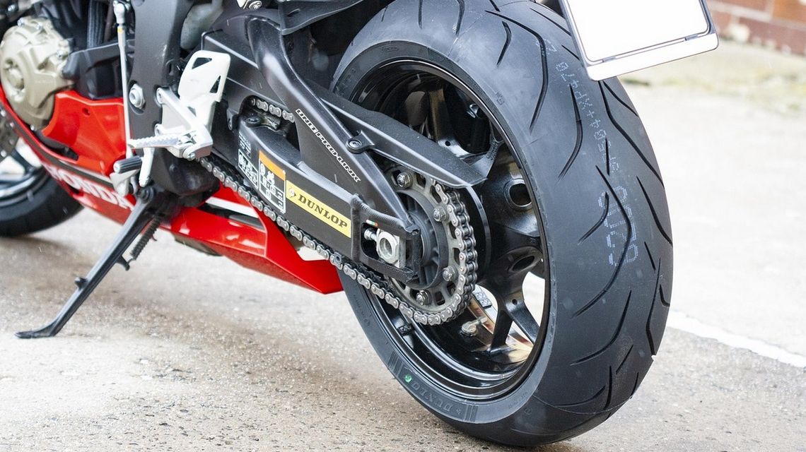 Motocykl na początek - wybór maszyny, formalności i bezpieczeństwo koło motocykla