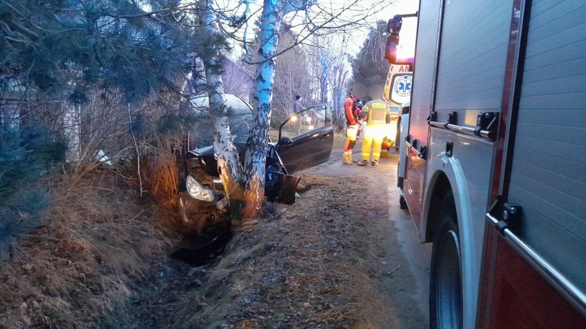 Mszanka. Opel zakończył jazdę na drzewie [AKTUALIZACJA]