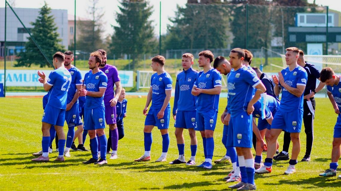 Munyaradzi Mwakanya strzelił bramkę swojemu byłemu klubowi zdjęcie przedstawia grupę piłkarzy na boisku w Gorlicach