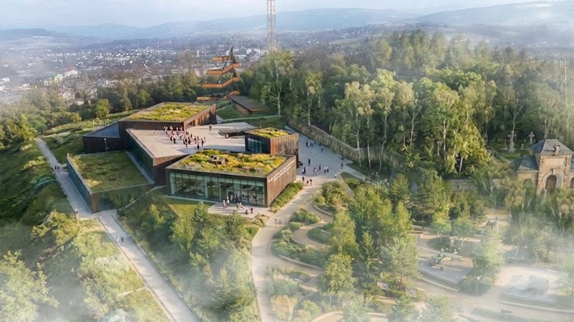 Muzeum I Wojny Światowej coraz bliżej? Są nowe informacje po rozmowach w Ministerstwie Kultury zdjęcie przedstawia budynki muzeum na szczycie wzniesienia w lesie