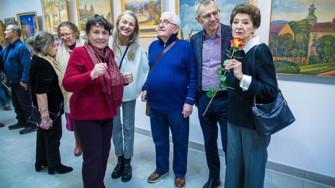 zdjęcie przedstawia kilka osób w galerii szutki