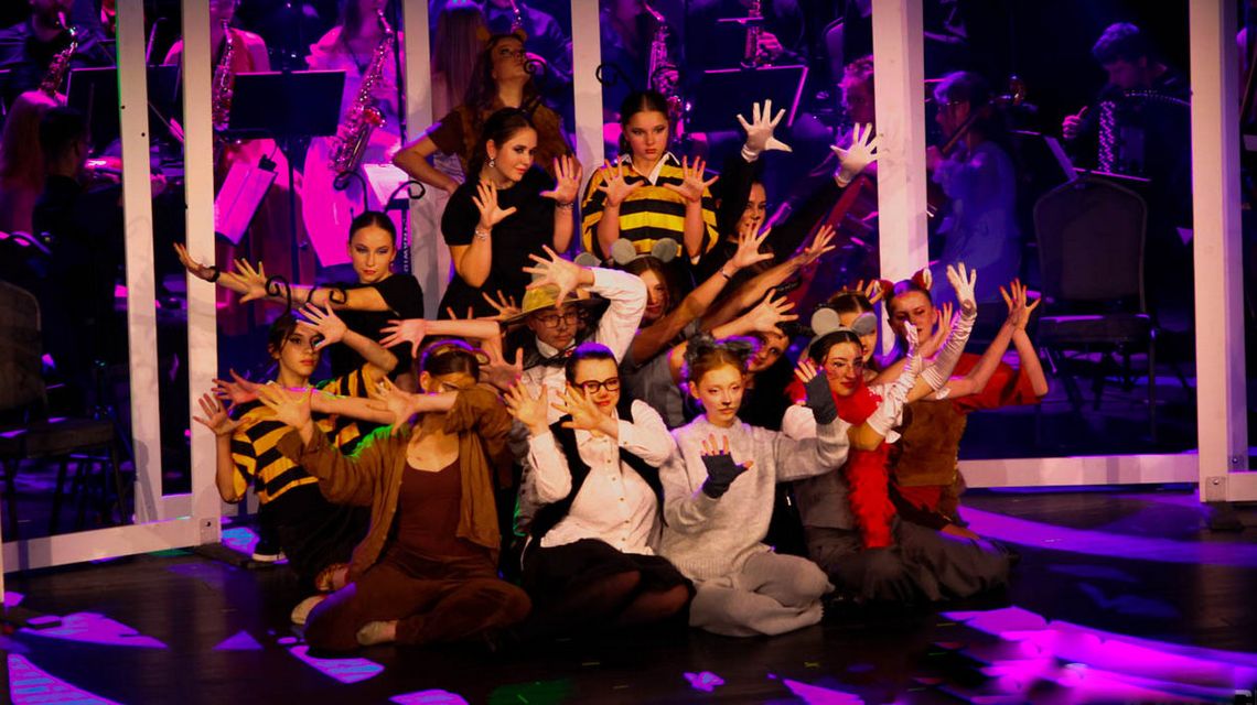 zdjęcie przedstawia grupę młodzieży na scenie