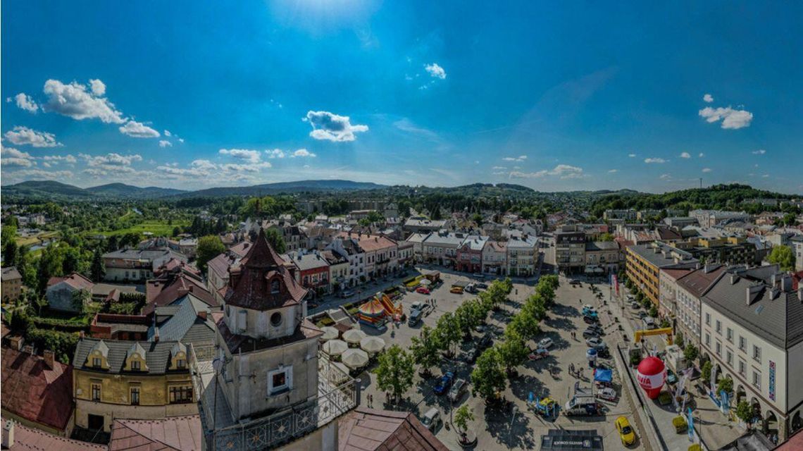 Zdjęcie przedstawia rynek gorlicki z lotu ptaka