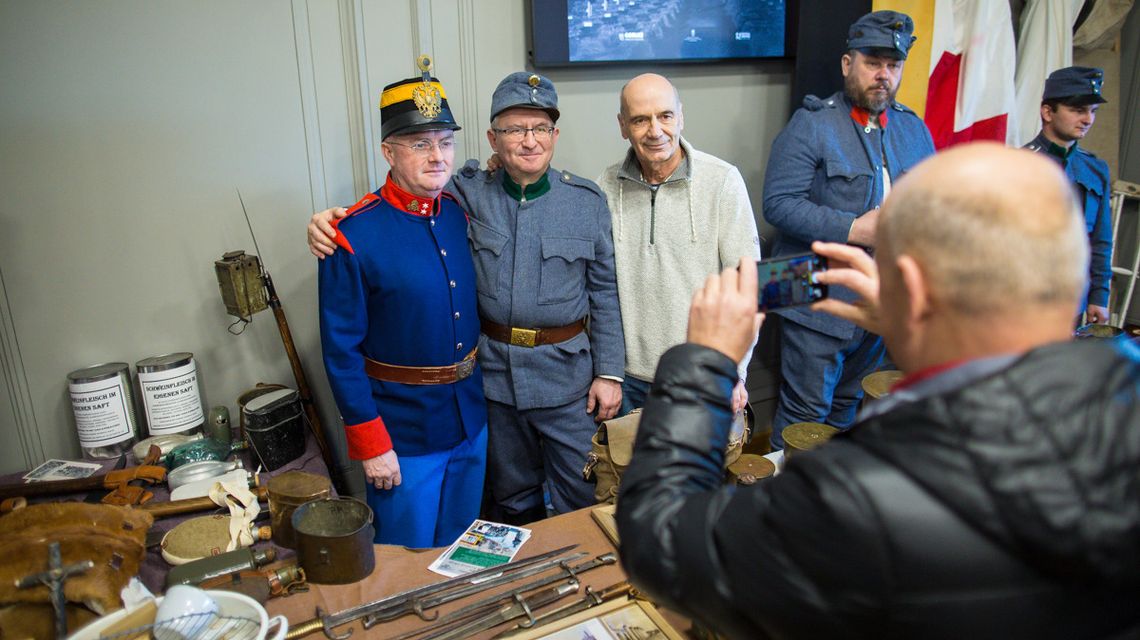 zdjęcie przedstawia grupę mężczyzn w mundurach pozujących do zdjęcia