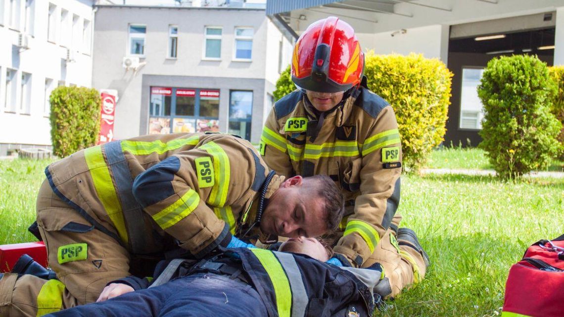 Na gorlickim Rynku nauczą ratować życie. Już w sobotę trening pierwszej pomocy Zdjęcie przedstawia strażaków udzielających pierwszej pomocy