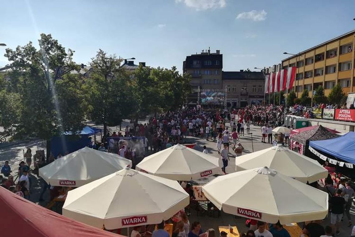 Na gorlickim Rynku zrobiło się biało-czerwono. Razem kibicujemy naszym! (ZDJĘCIA)