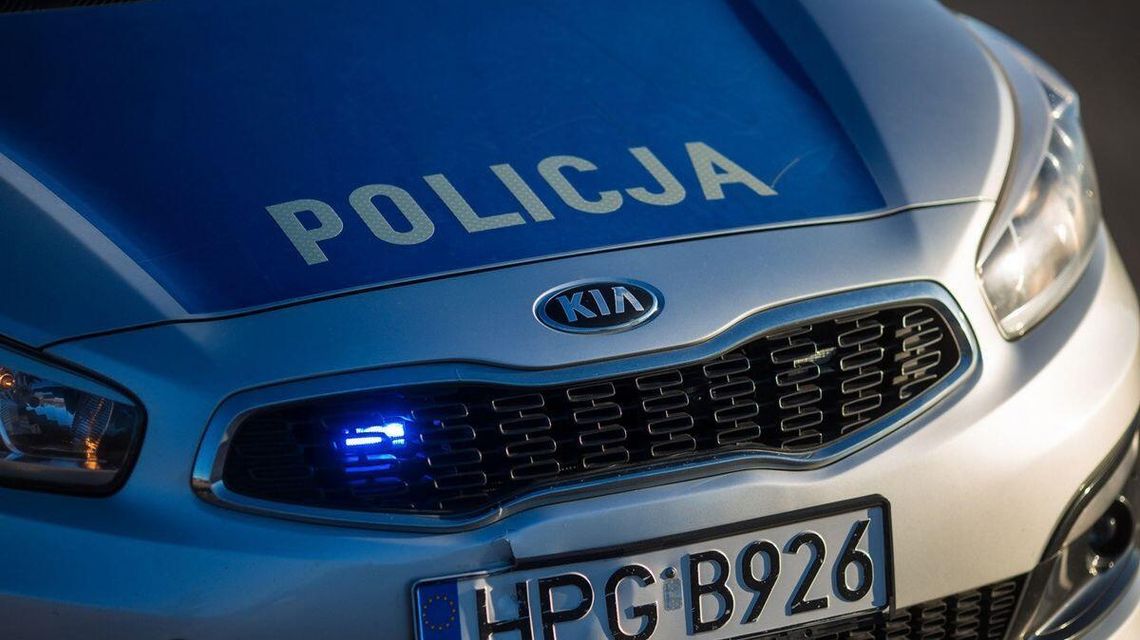 Na liczniku grubo ponad setka, a we krwi promile. Tak skończyła się jazda po lokalnej drodze Samochód policyjny marki KIA