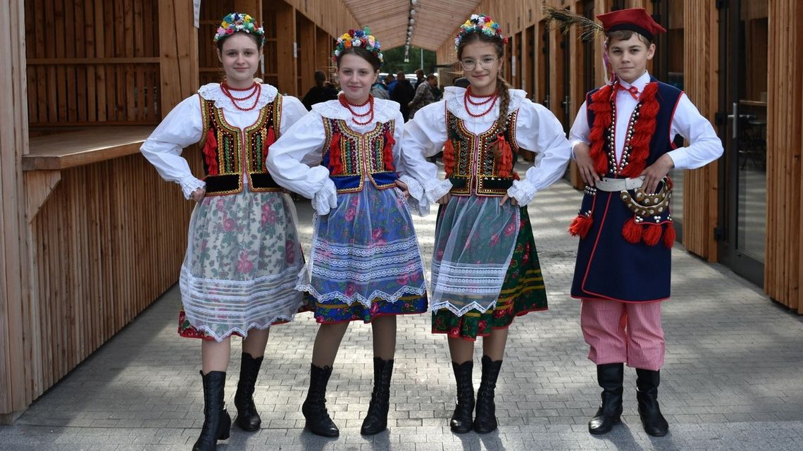 dziewczyny w ludowych strojach na bieckim jarmarku kultury