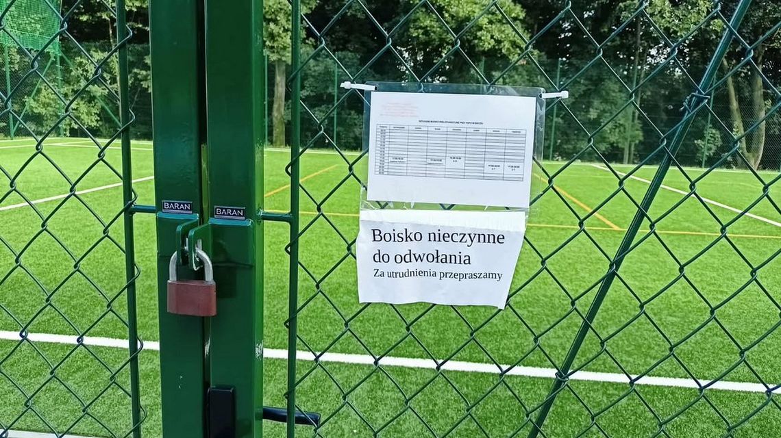zdjęcie przedstawia wejście na boisko sportowe