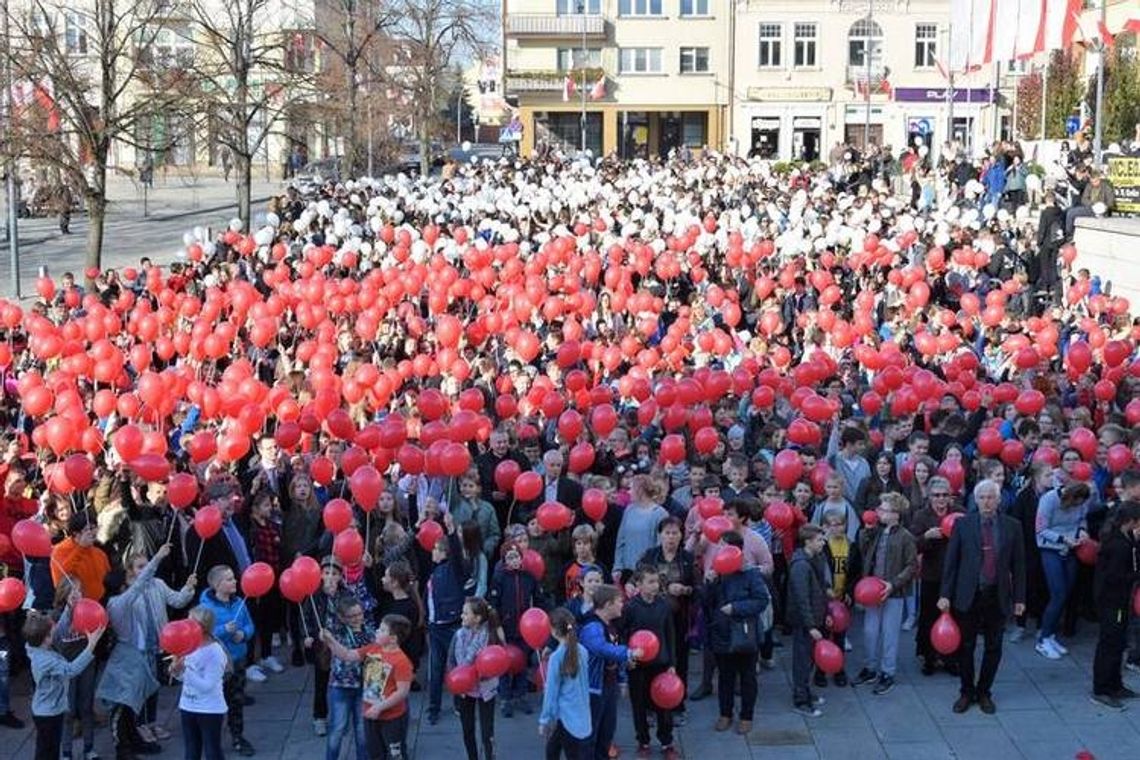 Na płycie Rynku powstała żywa flaga. Tak Gorlice świętują Niepodległość!