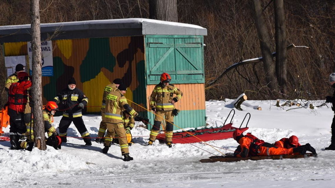 Na stawach w Kobylance strażacy ratowali poszkodowanego z lodowatej wody