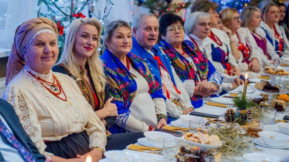 Zdjęcie przedstawia gospodynie wiejskie siedzące przy stole