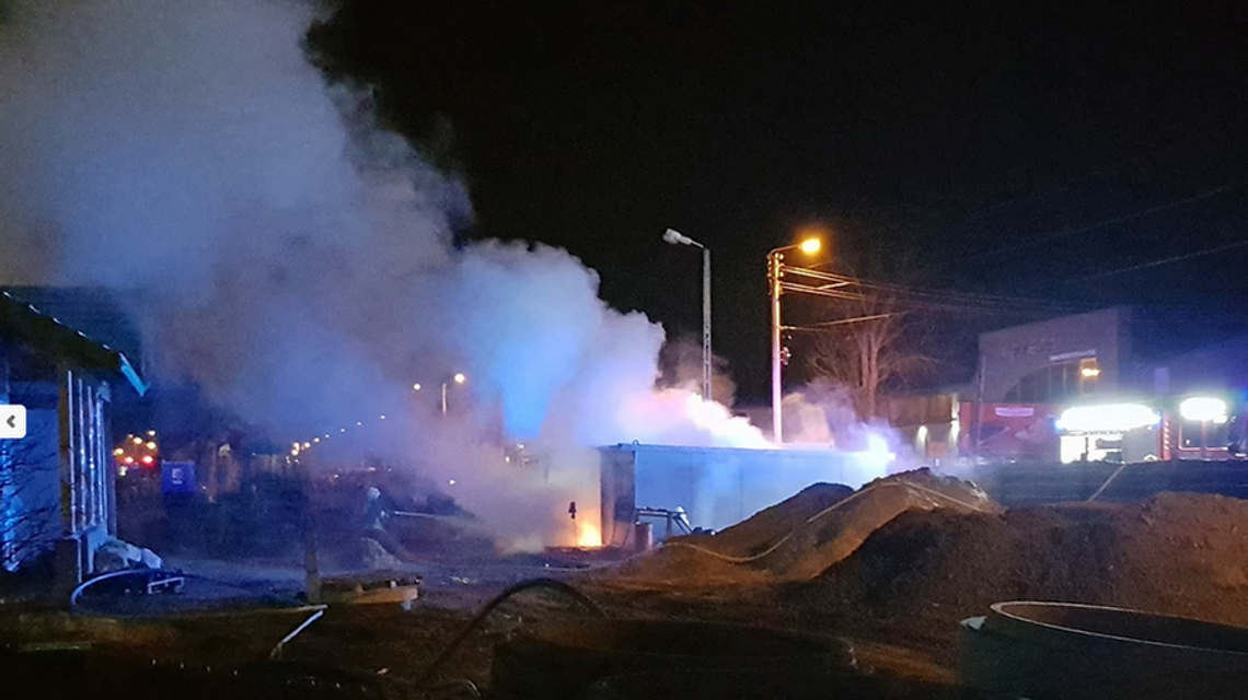 Nad ranem strażacy walczyli z pożarem na placu budowy