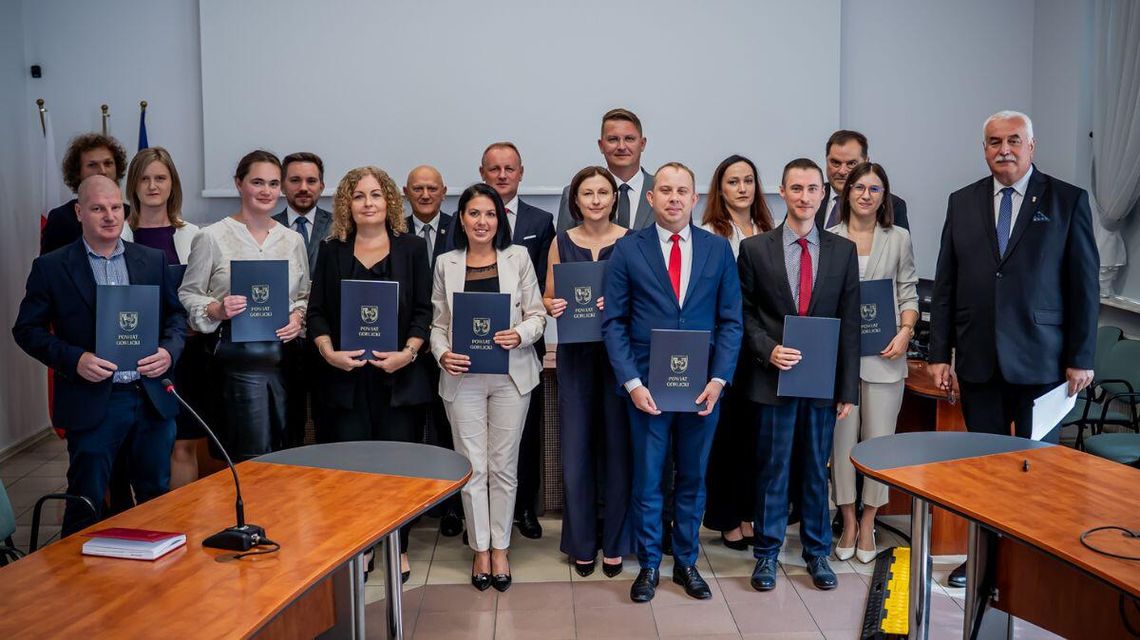 Zdjęcie przedstawia mianowanych nauczycieli z powiatu gorlickiego