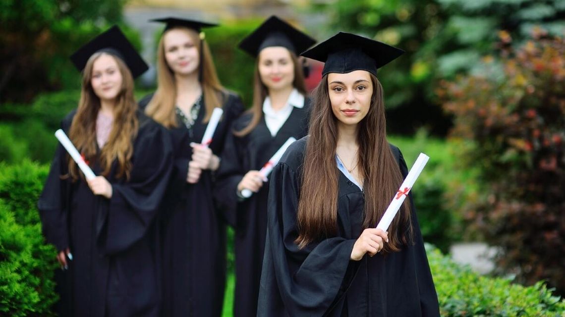 zdjęcie przedstawia kobiety w togach i birecie