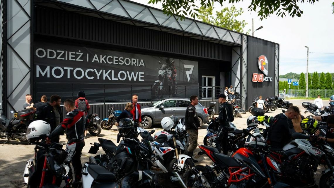 motocykle i motocykliści stojący pod sklepem motocyklowym w nowym sączu