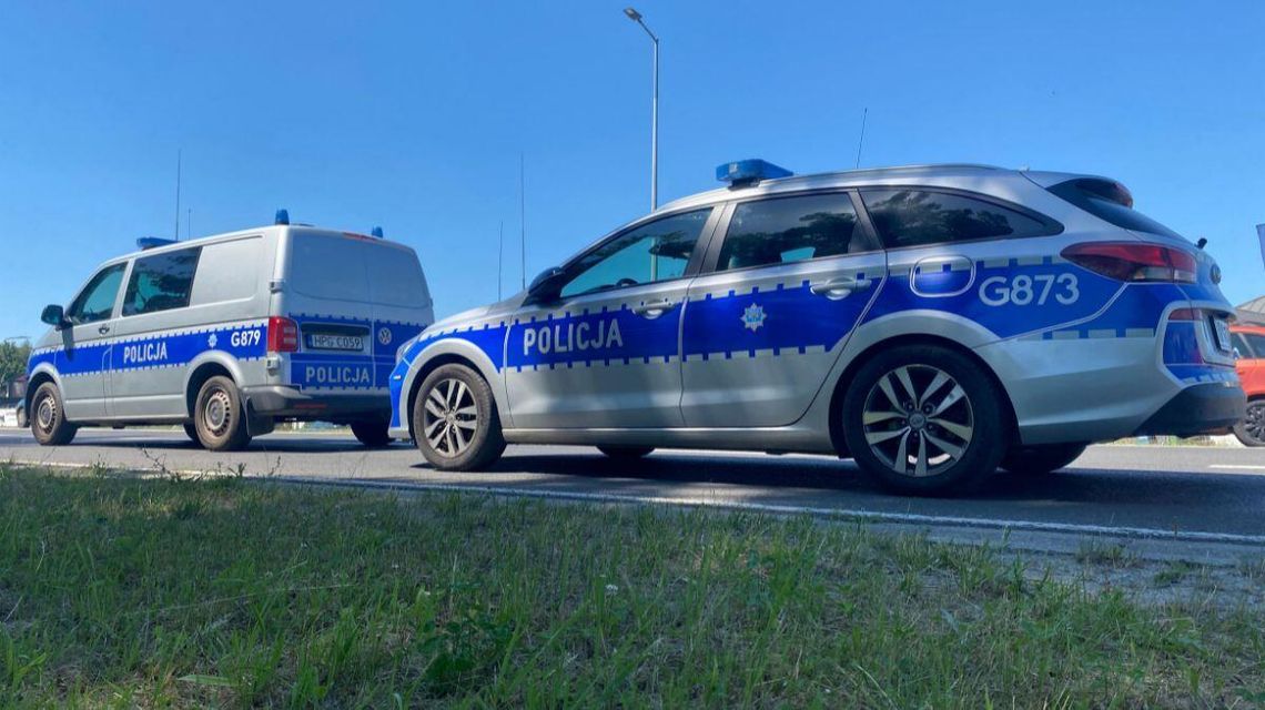 zdjęcie przedstawia radiowozy na ulicy