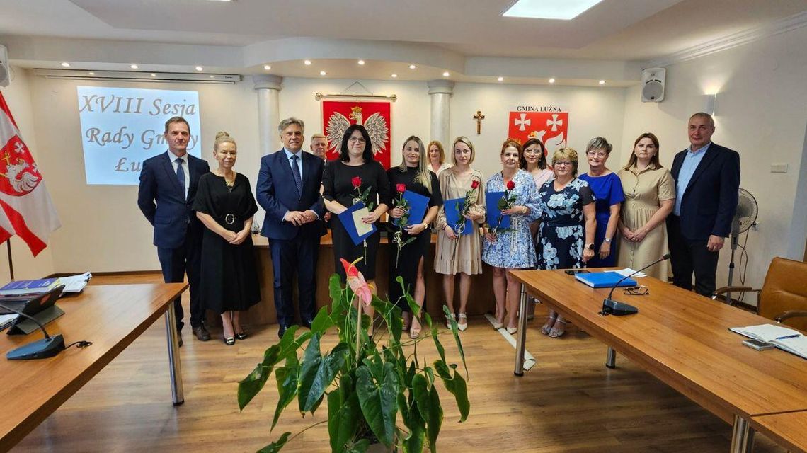 Zdjęcie przedstawia  nauczycieli mianowanych w gminie Łużna