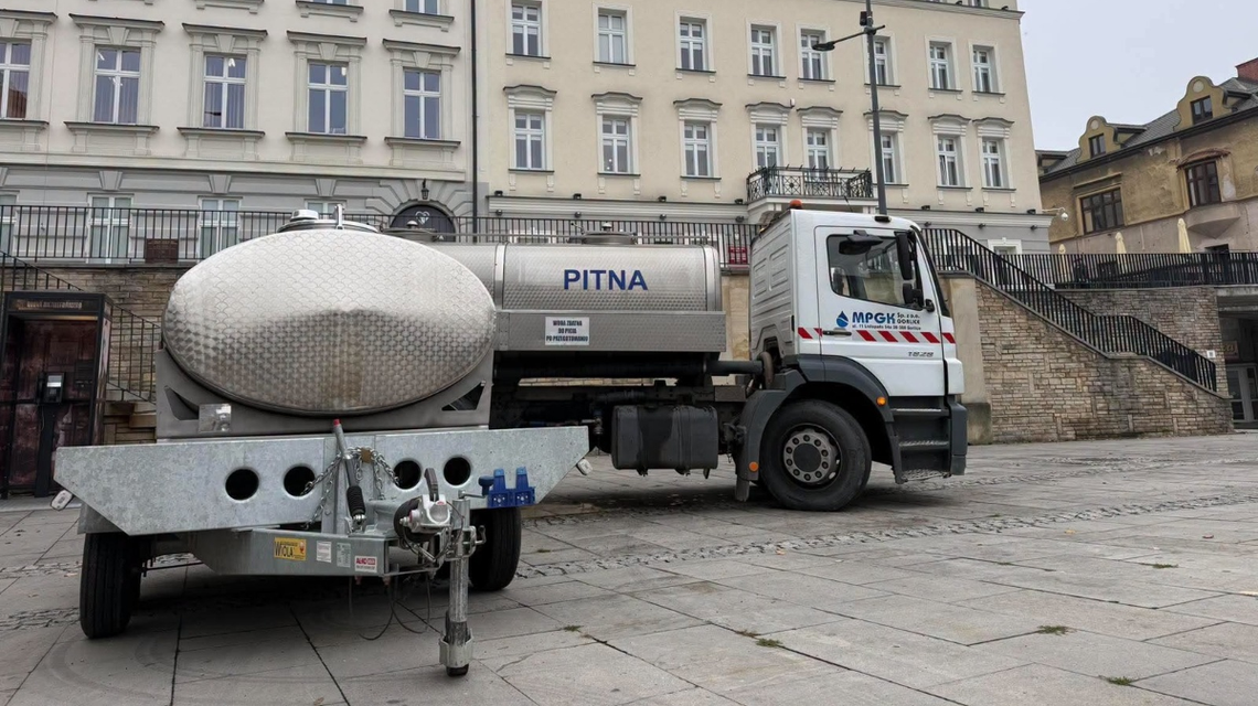 Nie ma wody w centrum Gorlic. Sprawdź gdzie pojawił się beczkowóz Beczkowóz na gorlickim rynku