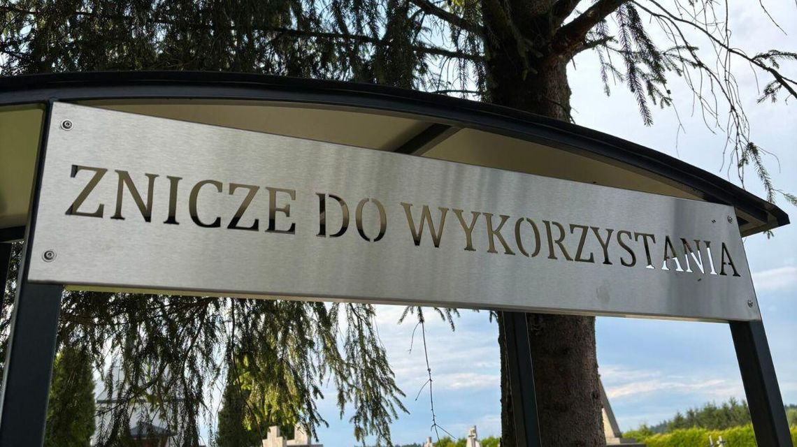 Zdjęcie przedstawia tablicę informacyjną ze zniczami do wykorzystania