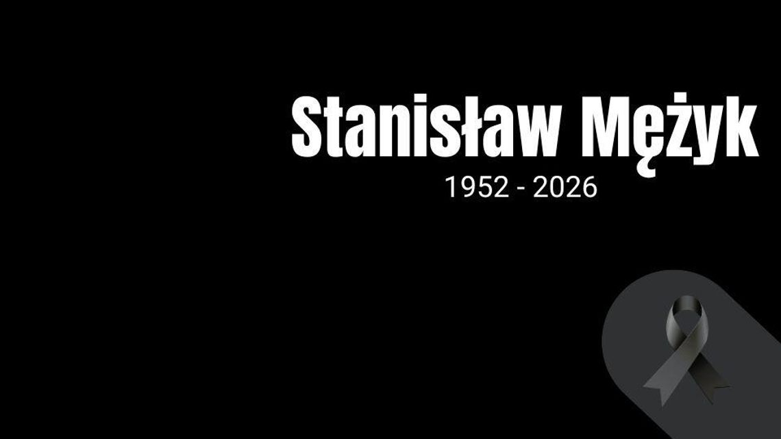 zdjęcie przedstawia czarną planszę i napis Stanisław Mężyk, 1952 - 2026