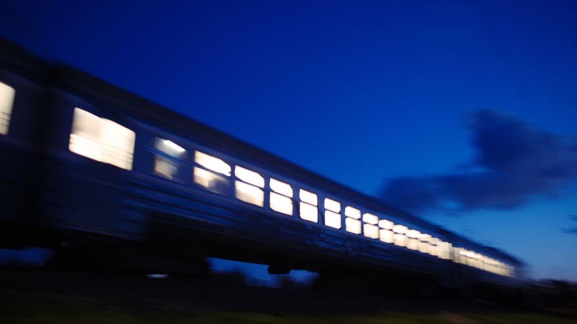 zdjęcie przedstawia pociąg jadący w nocy