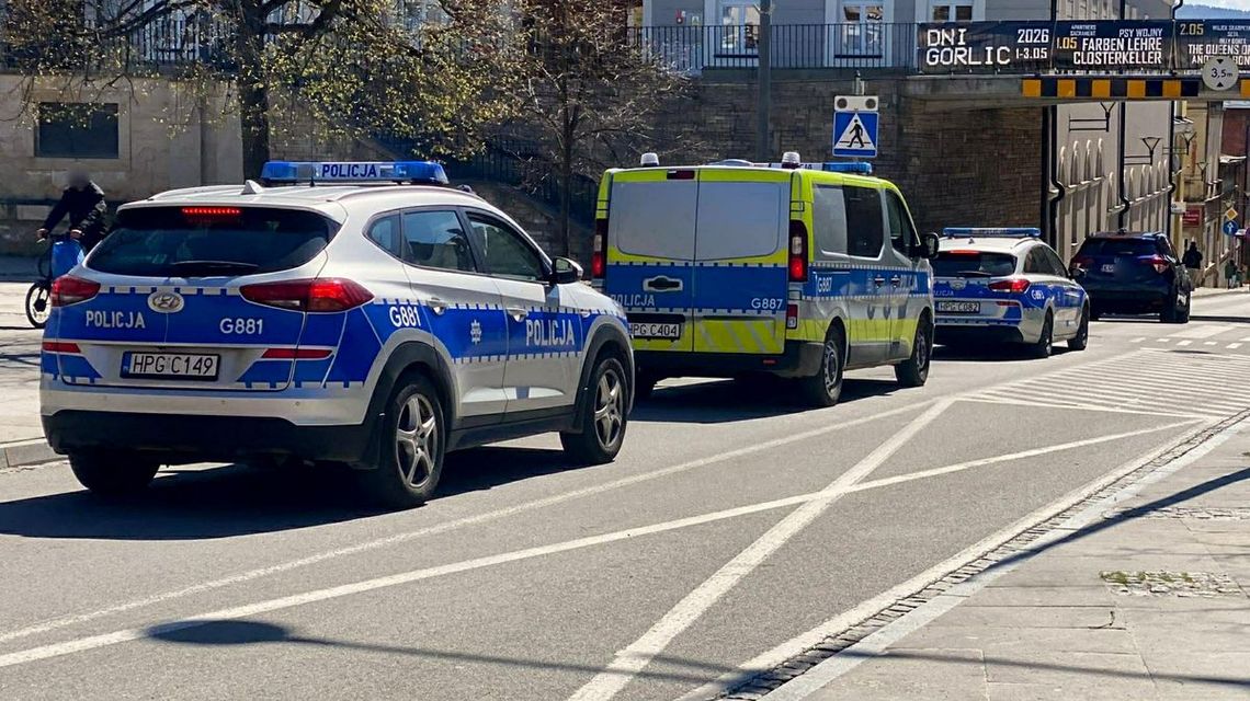 zdjęcie przedstawia trzy policyjne radiowozy na ulicy w gorlicach