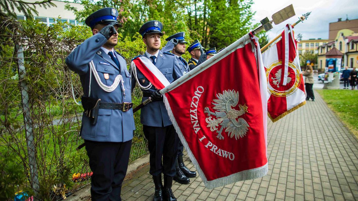 zdjęcie przedstawia policjantów ze sztandarem