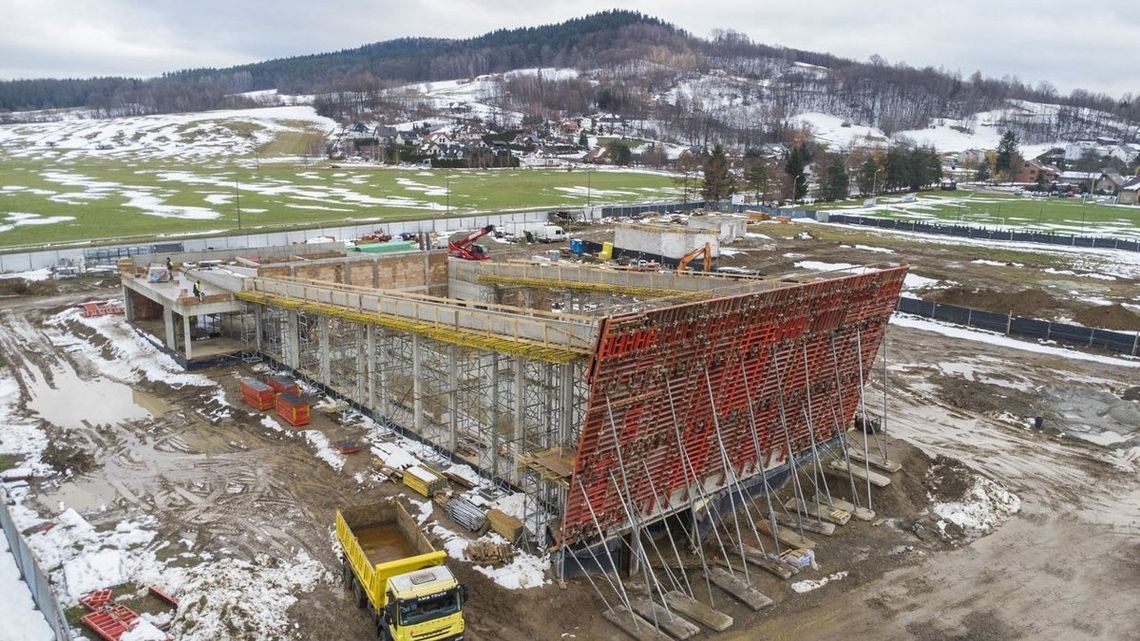 zdjęcie przedstawia plac budowy i mury budynku