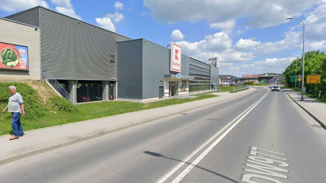 Zdjęcie przedstawia budynek przy drodze