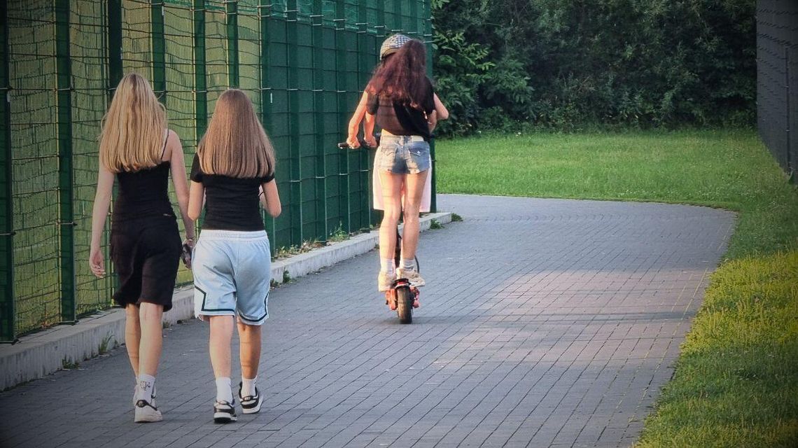 Niepozorny pojazd, poważne zagrożenie. Ten wypadek powinien dać do myślenia dziewczyny jadące na hulajnodze, obok idą dwie inne dziewczyny