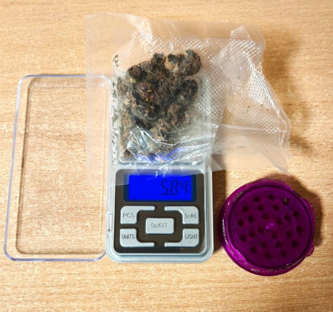 Nietrzeźwy kierowca z zakazem prowadzenia pojazdów. W aucie znaleziono coś jeszcze zdjęcie przedstawia