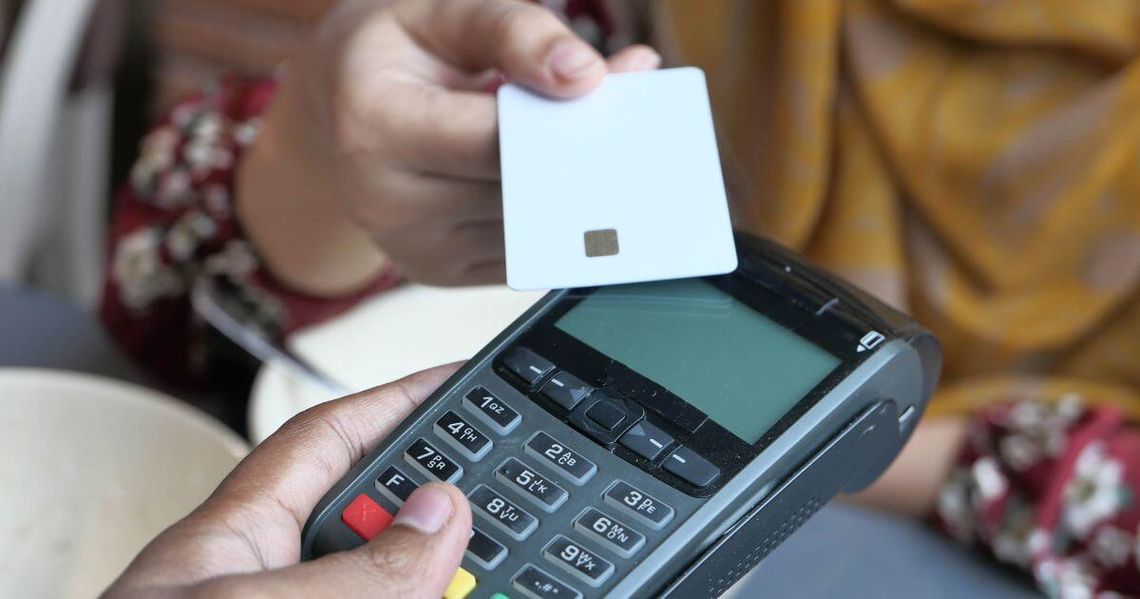 zdjęcie przedstawia płatność kartą bankową