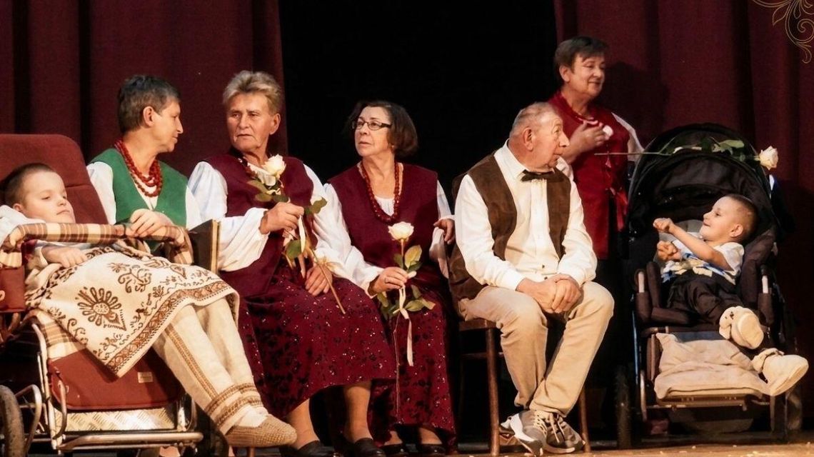 zdjęcie przedstawia aktorów grających w spektaklu