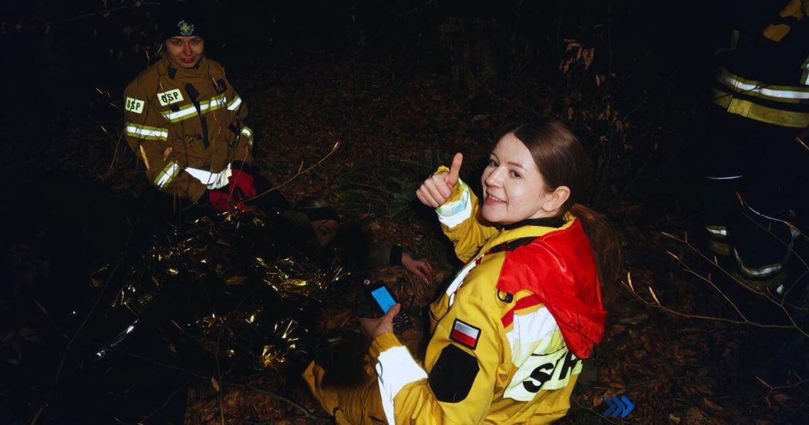 zdjęcie przedstawia ratowniczki z osobą leżącą