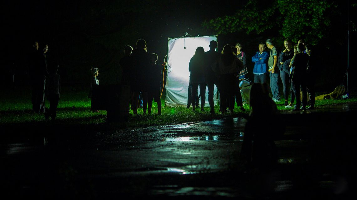 Nocne owady znów opanują gorlicki park. W programie obserwacje, prelekcje i kino pod gwiazdami grupa osób wokół oświetlonej płachty w parku miejskim w gorlicach