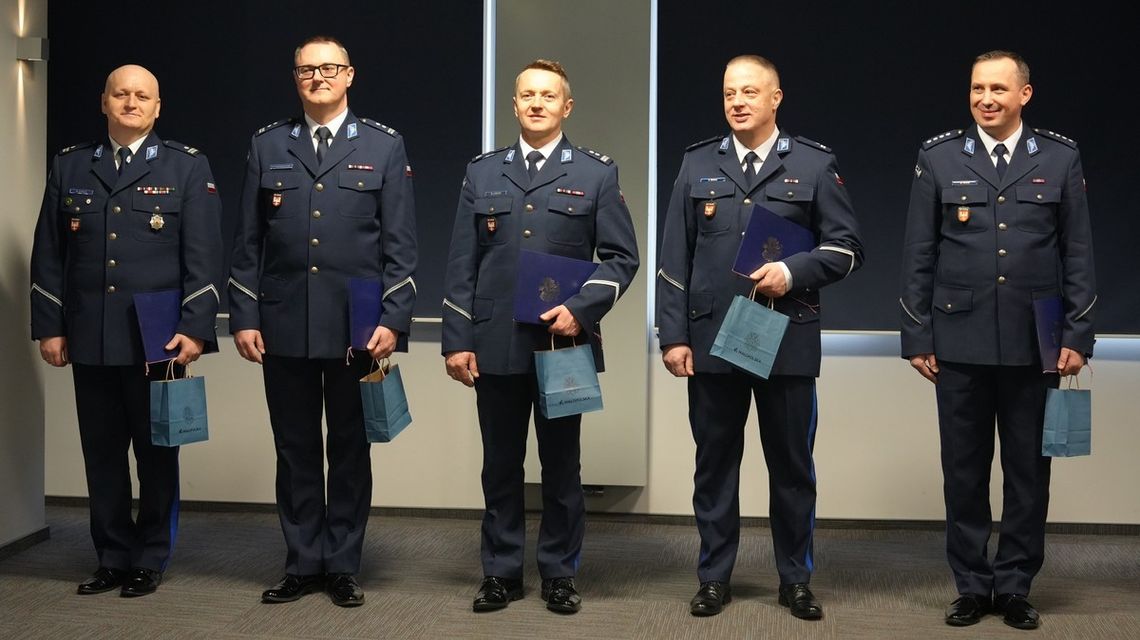 zdjęcie przedstawia stojących w rzędzie mężczyzn w mundurach policyjnych