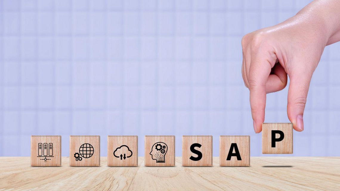 Nowa era cyfryzacji: Jak SAP S/4HANA Cloud rewolucjonizuje kluczowe obszary przedsiębiorstwa zdjęcie przedstawia klocki, które ktoś kładzie na biurko