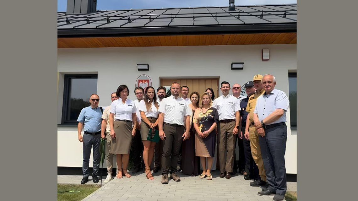 Nowa kancelaria leśnictw otwarta w Szymbarku. Mieszkańcy załatwią tu sprawy związane z drewnem zdjęcie przedstawia grupę ludzi przed budynkiem nadleśnictwa bielanka