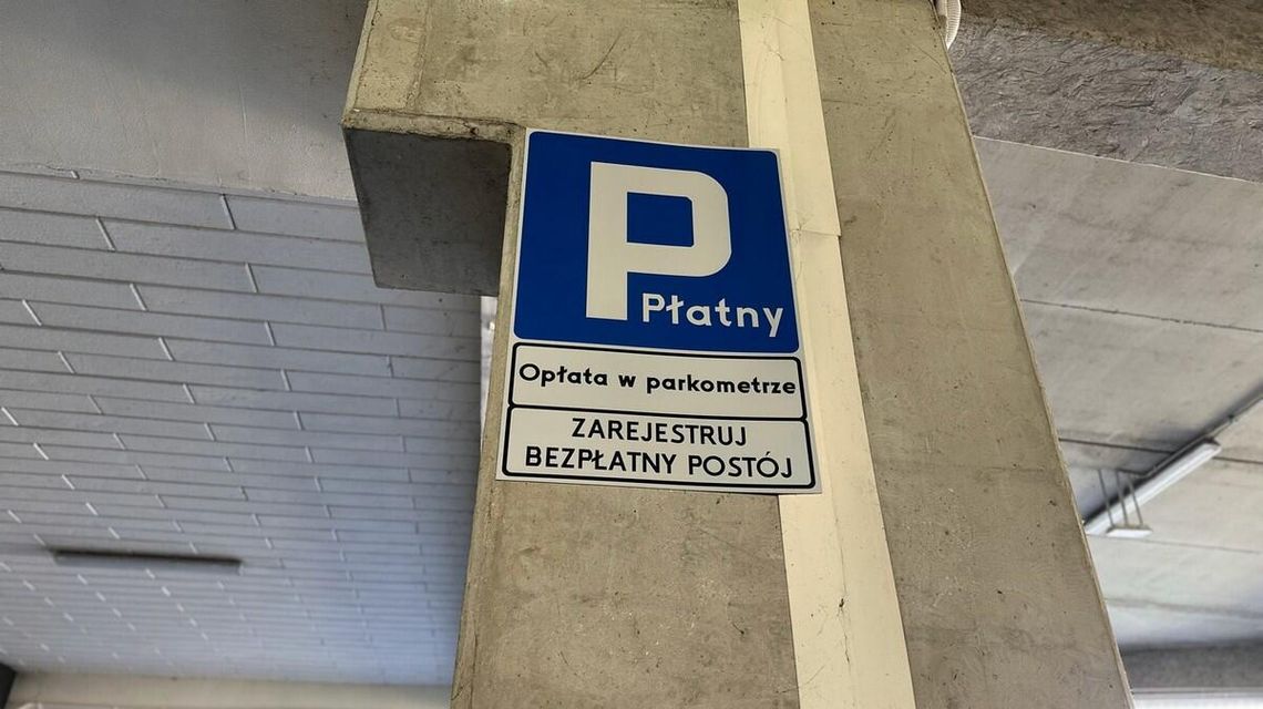 zdjęcie przedstawia tabliczkę informującą o parkingu
