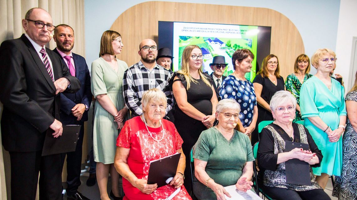 zdjęcie przedstawia grupę osób